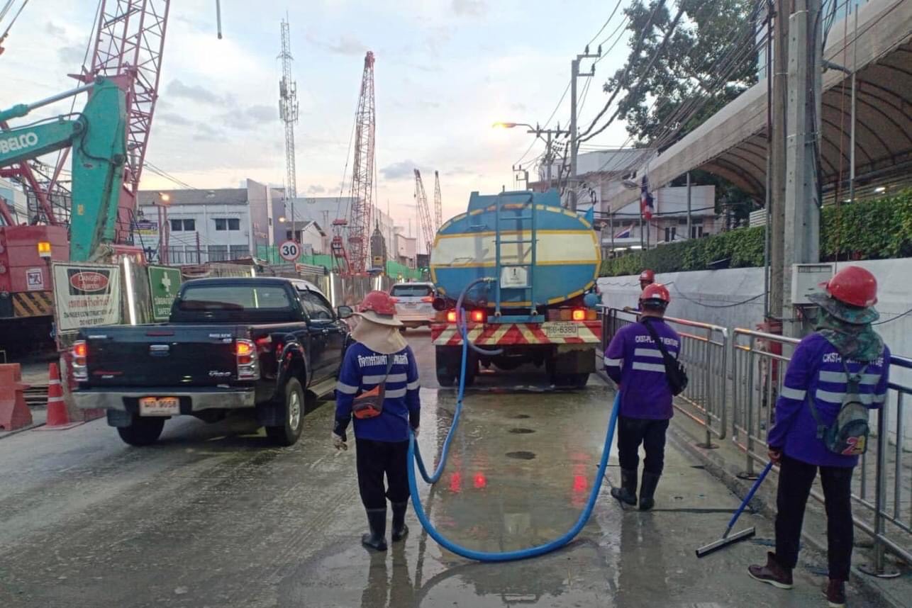 กิจกรรมการล้างถนนสามเสน และการขุดลอกท่อระบายน้ำบริเวณ ถนนราชวิถี ซอย 42-44