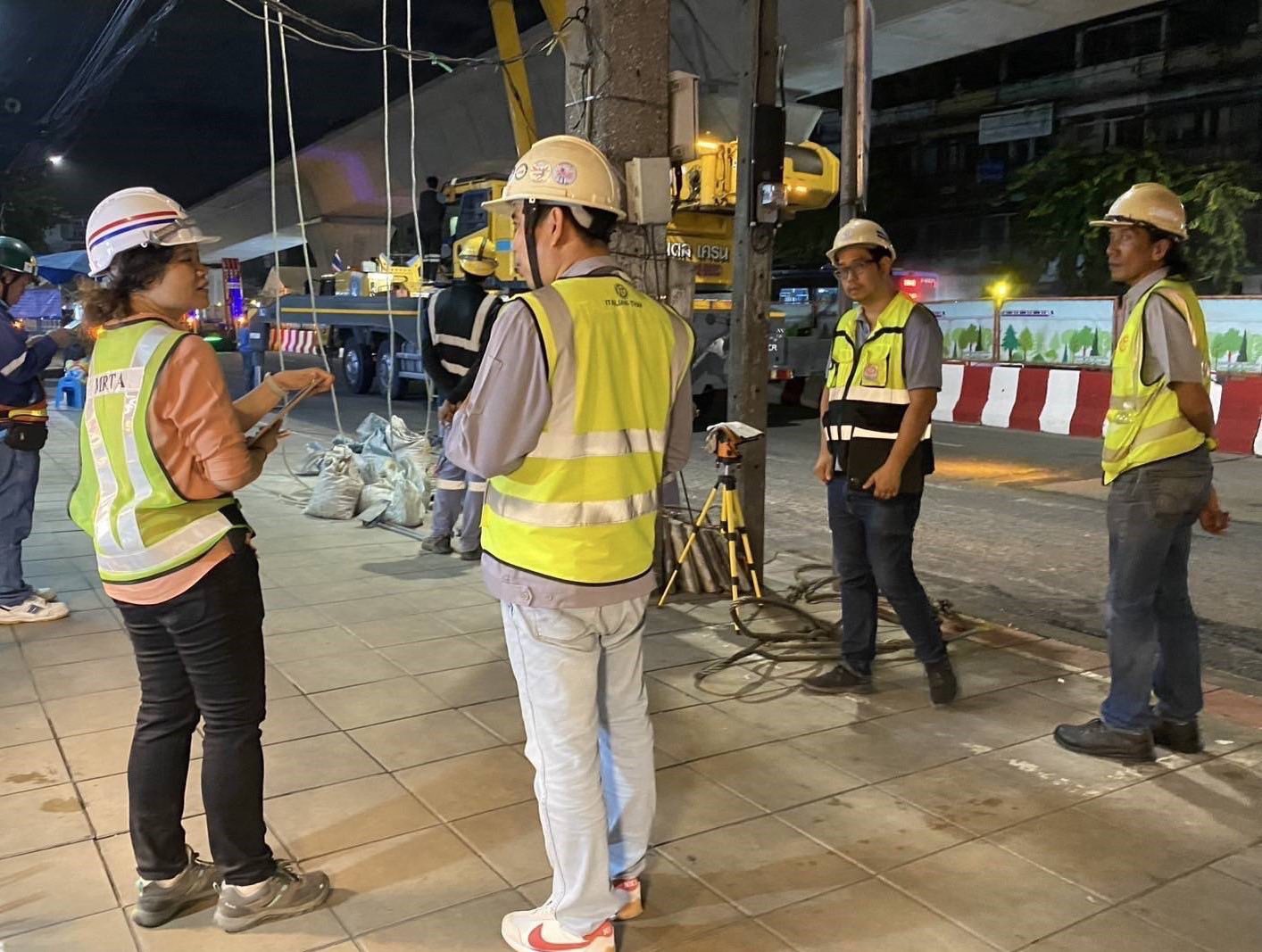 รฟม. ลงพื้นที่ตรวจสอบการดำเนินงานลดผลกระทบด้านสิ่งแวดล้อมในช่วงเวลากลางคืน การก่อสร้างโครงการรถไฟฟ้าสายสีม่วง ช่วงเตาปูน - ราษฎร์บูรณะ (วงแหวนกาญจนาภิเษก)