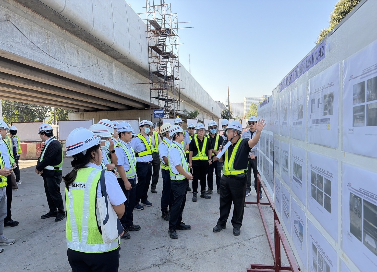 รฟม. ติดตามความก้าวหน้าการก่อสร้างโครงการรถไฟฟ้าสายสีม่วงใต้