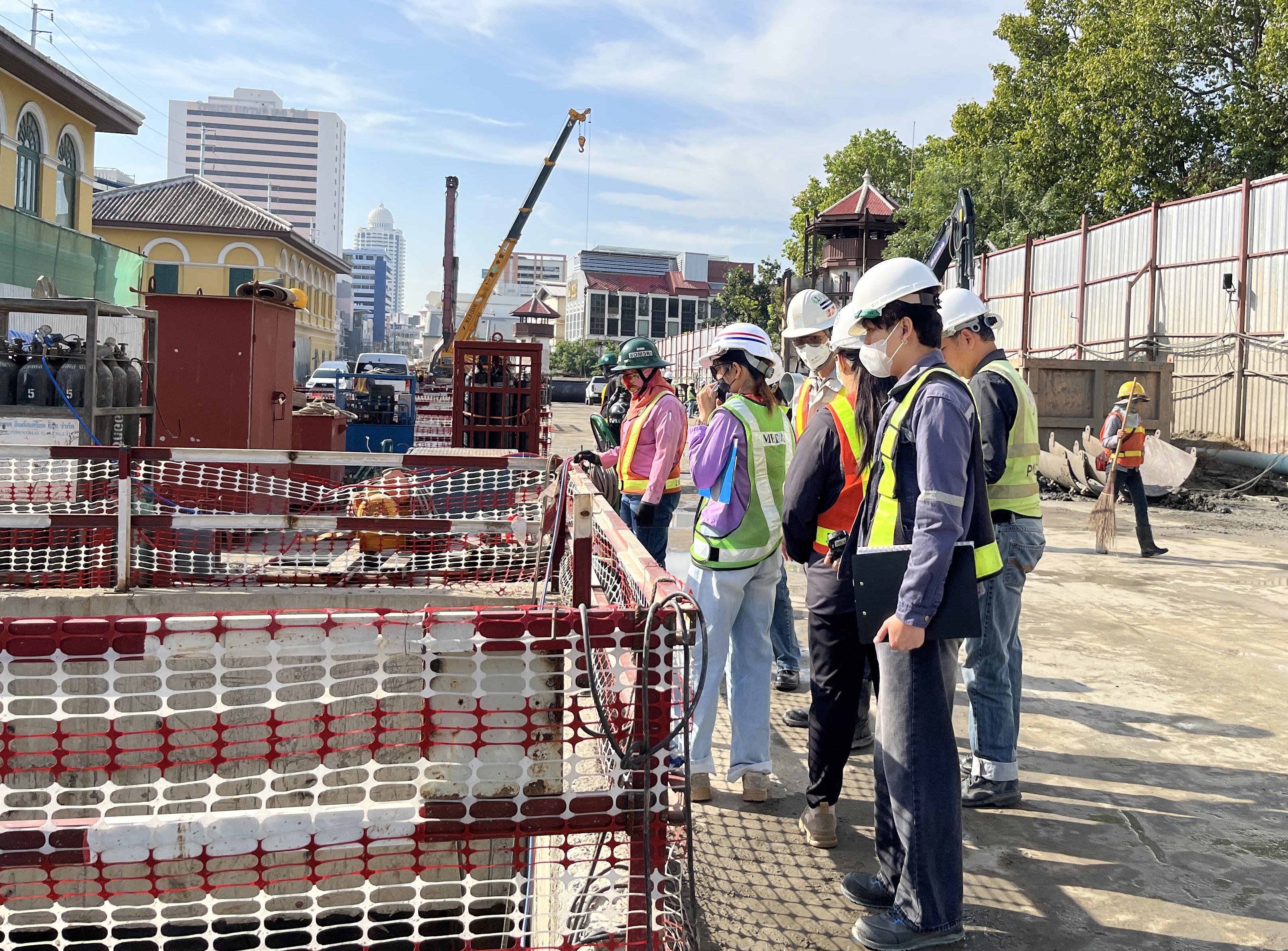 รฟม. ลงพื้นที่ตรวจติดตามการดำเนินงานลดผลกระทบด้านสิ่งแวดล้อมในช่วงเวลากลางวัน การก่อสร้างโครงการรถไฟฟ้าสายสีม่วง ช่วงเตาปูน - ราษฎร์บูรณะ (วงแหวนกาญจนาภิเษก)