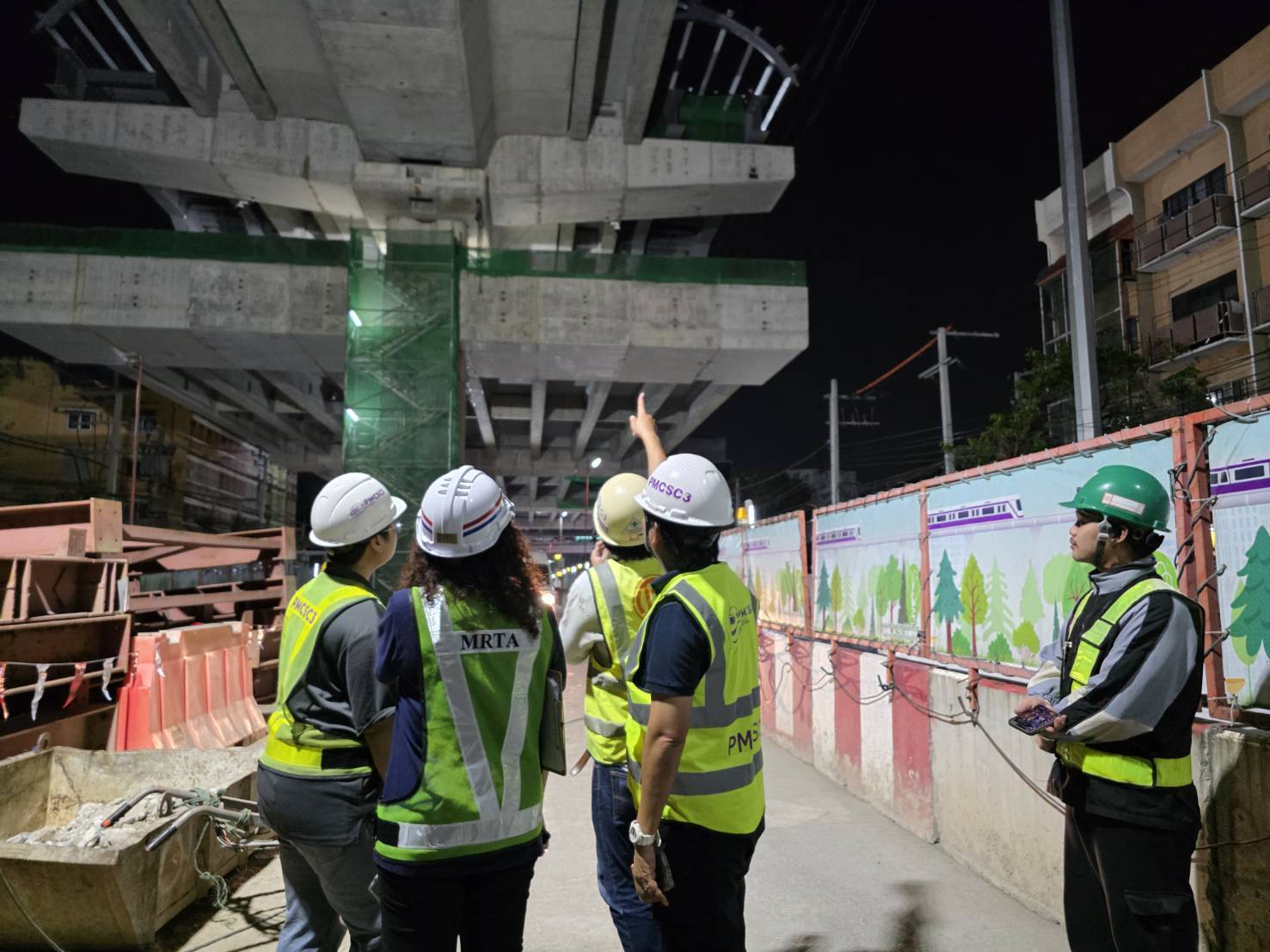 รฟม. ลงพื้นที่ตรวจสอบการดำเนินงานลดผลกระทบด้านสิ่งแวดล้อมในพื้นที่ก่อสร้างในช่วงเวลากลางคืน