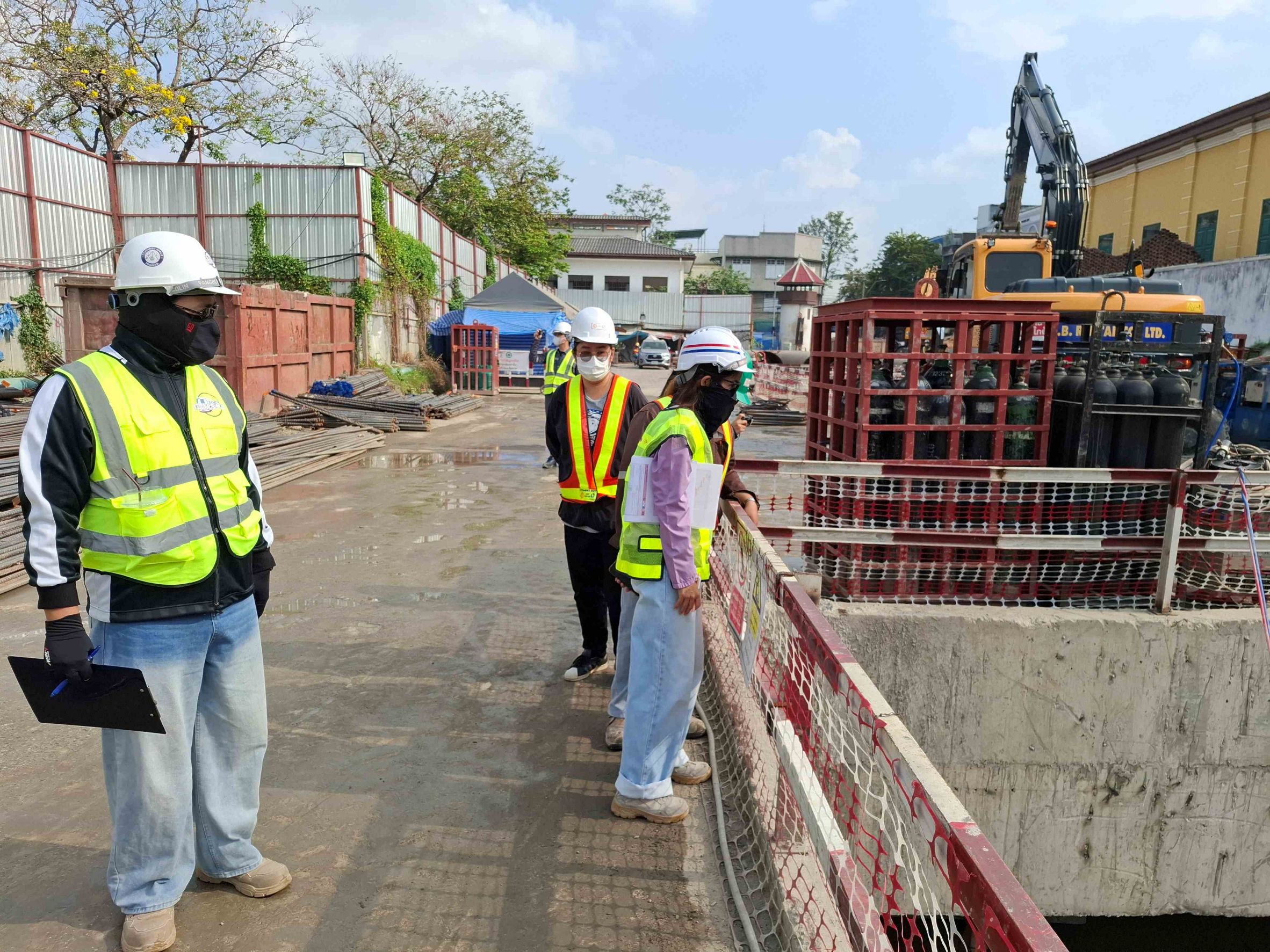 รฟม. ลงพื้นที่ตรวจสอบการดำเนินงานลดผลกระทบด้านสิ่งแวดล้อมในช่วงเวลากลางวัน การก่อสร้างโครงการรถไฟฟ้าสายสีม่วง ช่วงเตาปูน - ราษฎร์บูรณะ (วงแหวนกาญจนาภิเษก)