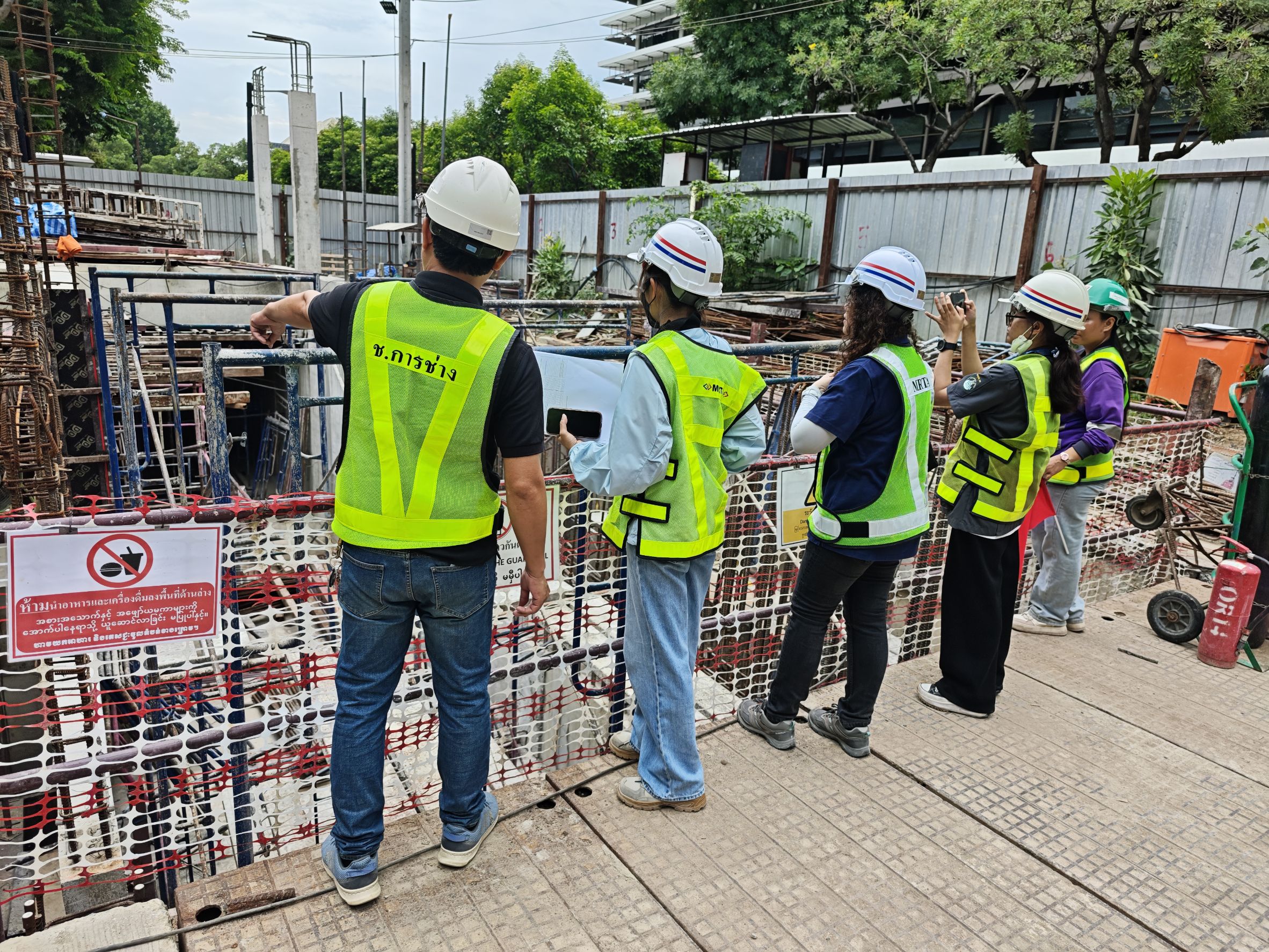 รฟม. ลงพื้นที่ตรวจสอบการดำเนินงานลดผลกระทบด้านสิ่งแวดล้อมในช่วงเวลากลางวัน การก่อสร้างโครงการรถไฟฟ้าสายสีม่วง ช่วงเตาปูน - ราษฎร์บูรณะ (วงแหวนกาญจนาภิเษก)